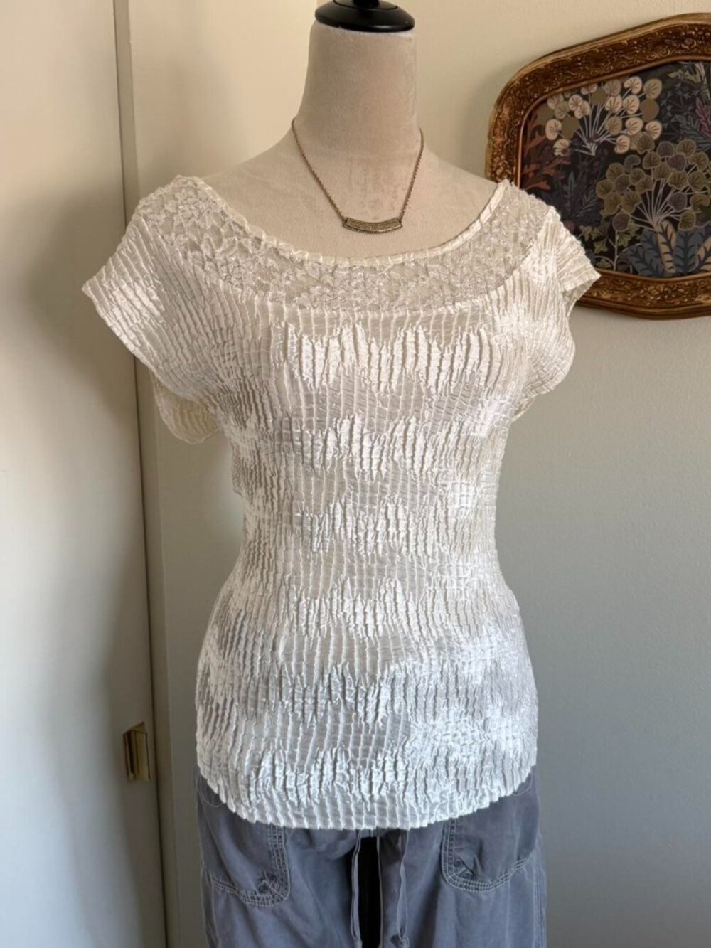 Vintage 90s coquette white crinkle texture and lace neckline top